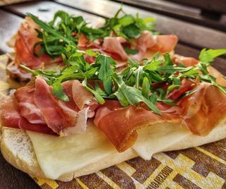 Bruschetta Crudo, mozzarella e rucola