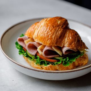 Круассан с ветчиной и сыром (170 гр.)