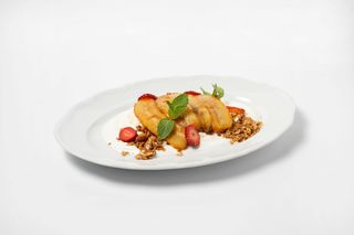 Творог с карамелизированными бананами, йогуртом и гранолой