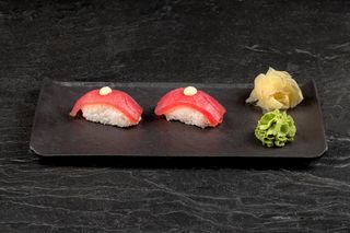 Суши с тунцом (110г)