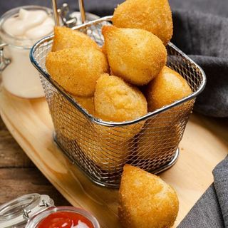 Mini Coxinhas de Frango com Queijo Cremoso