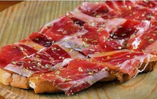 Bocadillo caliente de tostadas con jamón ibérico mini