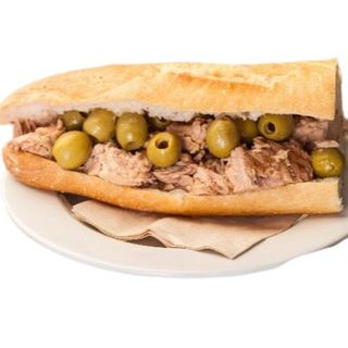 Bocadillo De Pan De Cristal Con Atún Y Aceitunas