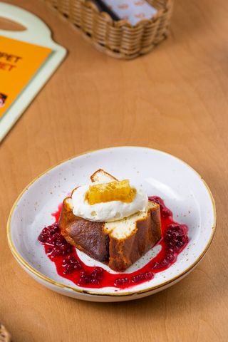 Творожная запеканка с маскарпоне и брусничным соусом (330г)