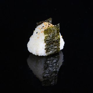 342. Onigiri Salmon Cocido (1 Ud.)