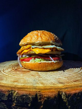 ქათმის ბურგერი ყველით და კვერცხით