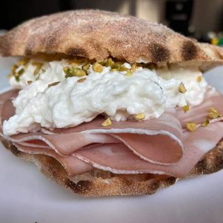 Puccia con mortadella, stracciatella e pistacchio