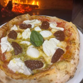 Pizza Jamón Serrano y Burrata