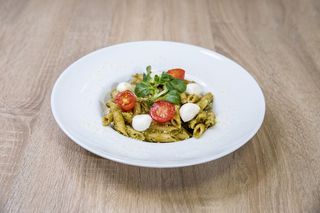 Salată de paste integrale cu sos pesto