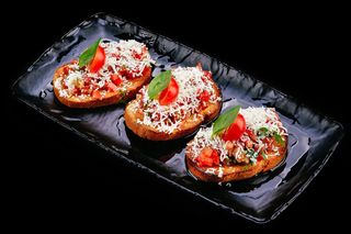 Bruschete cu rosii si telemea