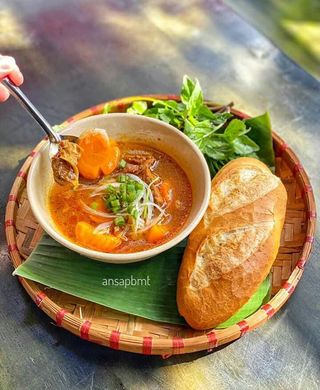 Banh mi bo sot vang