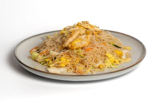 Spaghetti di riso saltato con pollo