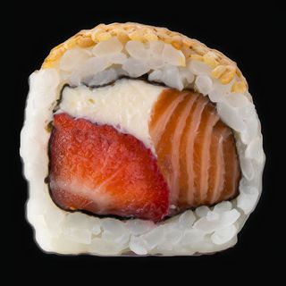 Uramaki de Morango com Queijo Filadélfia (8 Peças)