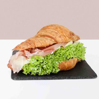 Croissant salato con prosciutto crudo e formaggio