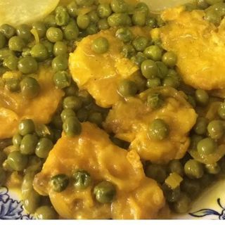 Cazón con guisantes 