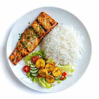 Pescado Frito Lubina, Arroz, Patacones Y Ensalada