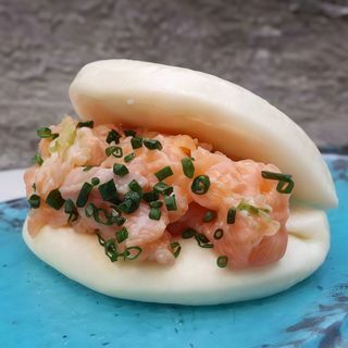 Pan bao salmon y wakame