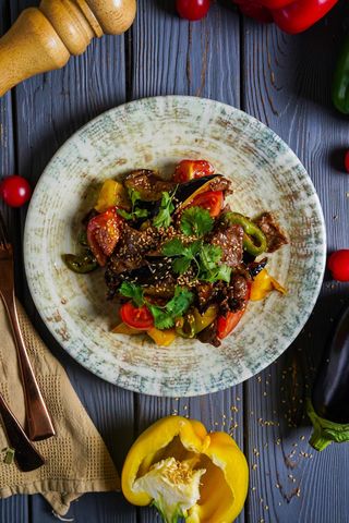 Острый салат с говядиной и баклажаном (350г)