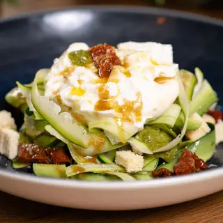 Ensalada de burrata de la Puglia rota 