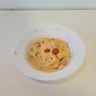 Domaći ravioli punjeni škampima u umaku od malvazije