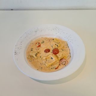 Domaći ravioli punjeni škampima u umaku od malvazije