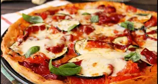 2 Pizzas (32 cm.) + Patatas Bravas 