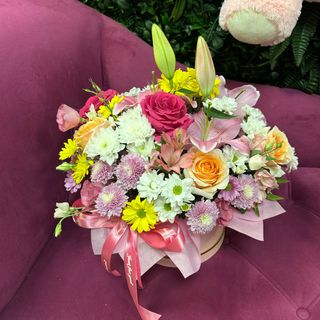 Голяма пъстра кутия с лилиум, рози,еустома, алстромерия и хризантеми #274