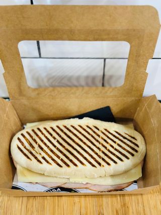 Panini de pavo braseado y queso
