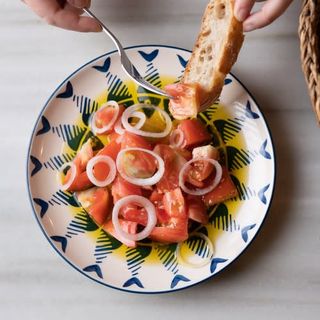 Ensalada De Tomate De Temporada Con Cebolleta Fresca Y Ajos