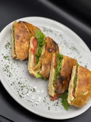 Caprese sendvič