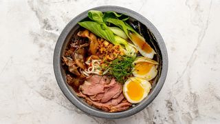 Рамен классический с ростбифом, капустой бокчой и жаренным луком