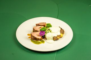 Свинина фарширована сиром, в'яленими томатами та хамоном