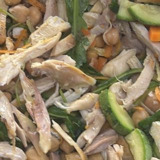 Insalata di pollo con ortaggi del giorno 