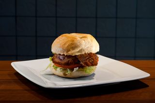 Bułka z kotletem mielonym