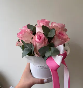 Flowerbox Różowe Róże i eukaliptus 7 szt.
