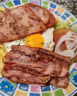 Plato n2 lomo, bacon, huevo, ensalada y patatas