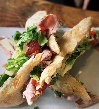 Bocadillo De Roast Beef Con Pimiento