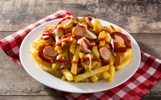 Patatine fritte con wurstel