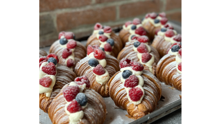 Croissant z kremem mascarpone i owocami