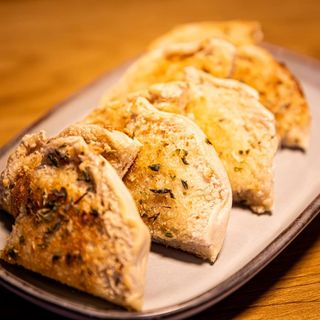 Bolo do caco com manteiga de alho