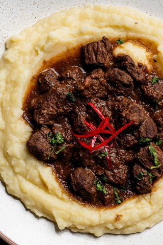 Juneći gulaš s krumpirima i bižima