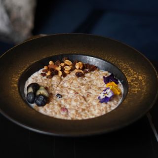 Мюслі з ягодами та міксом горіхів