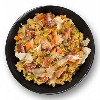 Wok arroz con atún, verduras y katsuobushi