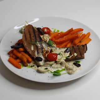 Стейк з язика з палентою під грибним соусом