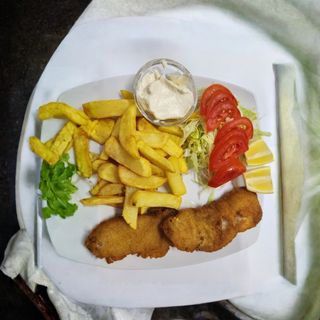 Pescado Frito Y Empanizado Con Patatas