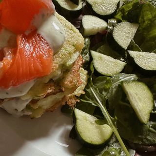 Кабачкові оладки з лососем