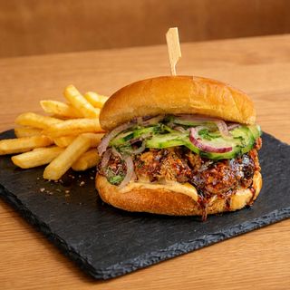 Hamburguesa de pollo karage con salsa de limon, soja y miel