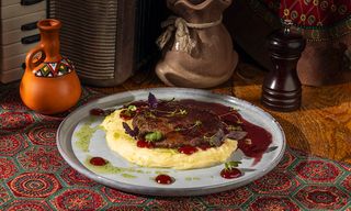 აფხაზურა თაშმიჯაბით და
ბროწეულის სოუსით