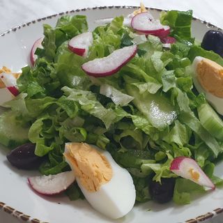 Зелена салата с яйце и репички (250г)