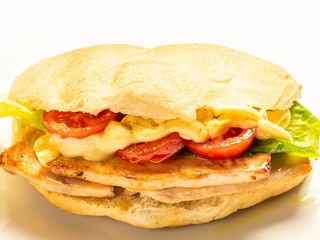 Panino con pescespada, caponata di melanzane e stracciatella